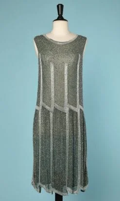 Robe 1925 en mousseline de coton vert de gris brodée de perles argentées et blanches