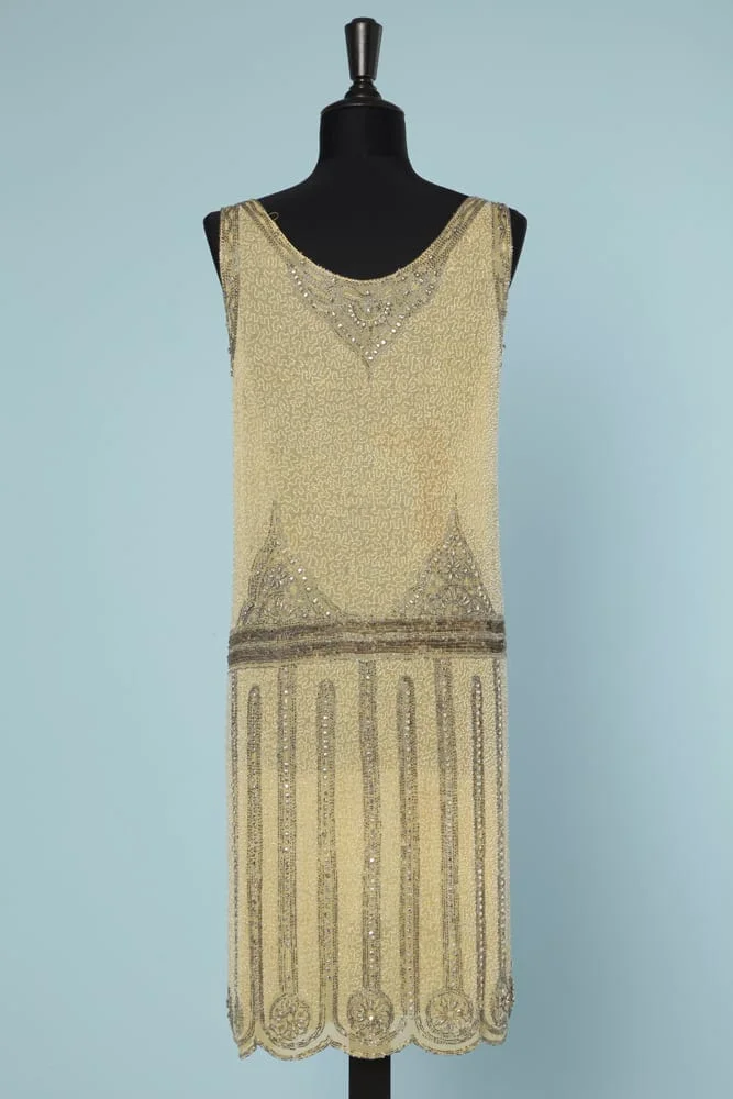 Robe 1925 en mousseline jaune brodée de perles et paillettes