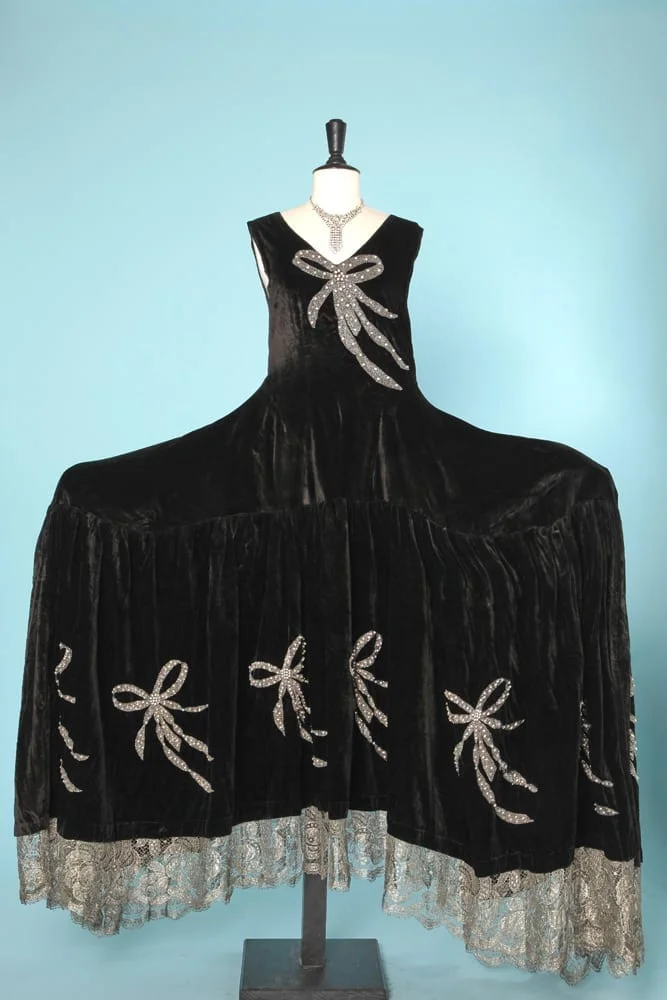 Spectaculaire robe 1925 de théatre en velours brodée de strass