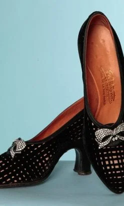 Paire de chaussures en velours noir griffées Perugia