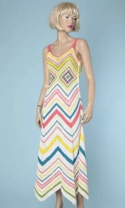 Robe longue 1970 en coton crocheté de couleurs