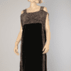 Robe 1920 en velours noir brodé de motifs de perles de verre en couleurs