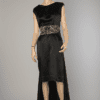 Robe en satin de soie noir strassée et traîne