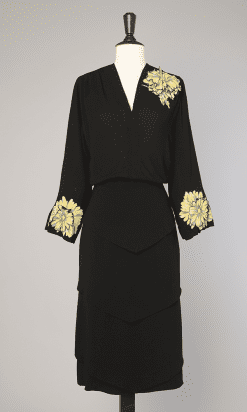 Robe 1940 en crêpe de soie noir et fleurs jaunes