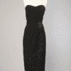 Robe bustier en soie noire pailletée et plaque en verre taillé noir