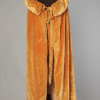 Cape en velours de soie orange 1925 à grand col boule et pompons de velours