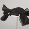 Chapeau en organza noir et bijoux en strass
