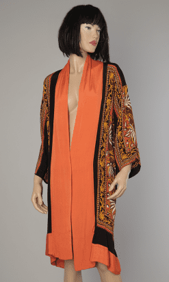 Peignoir en soie imprimé orange et noir 1925