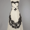 Robe de bal en tulle blanc et motifs de dentelle noir