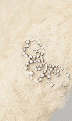 Alternative view of Chapeau de mariée 1950 en tulle blanc et petite boucle en strass