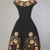 n2133_robe_noire_brodee_de_soleils_1950_pic001