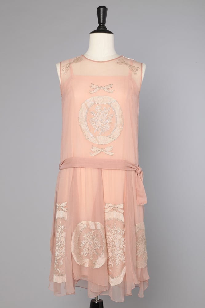 n2170_robe_en_mousseline_de_soie_rose_incrustee_de_motifs_en_dentelle_argente_bis_1925_pic001