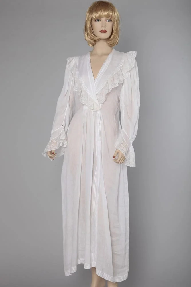 n2216_deshabille_en_linon_blanc_et_dentelle_1900_pic001