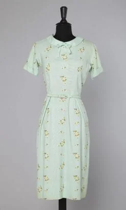 n2218_robe_en_lin_bleu_ciel_brodee_de_fleurs_en_laine_1960_pic001