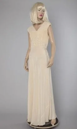 n2222_chemise_de_nuit_en_soie_brodee_et_plissee_1930_pic001
