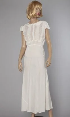 n2289_chemise_de_nuit_entre_deux_de_dentelle_et_petites_broderies_roses_et_vertes_1930_pic001