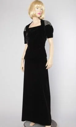 n2296_tailleur_long_en_velours_de_soie_noir_strasse_aux_epaules_1940_pic001