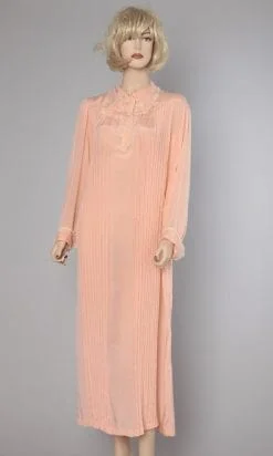 n2297_chemise_de_nuit_manches_longues_en_soie_rose_brodee_et_plissee_1930_pic001