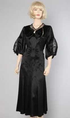 n2371_robe_en_satin_noir_ajoure_au_col_et_manches_noeud_papillon_doble_ivoire_1930_pic001