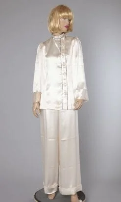 n2392_pyjama_en_satin_blanc_1940_et_liseret_noir_taille38_taille40_pic001