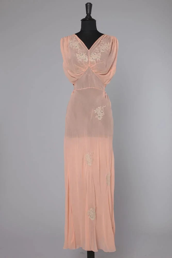 n2396_chemise_de_nuit_longue_en_mousseline_rose_et_dentelle_1930_pic001