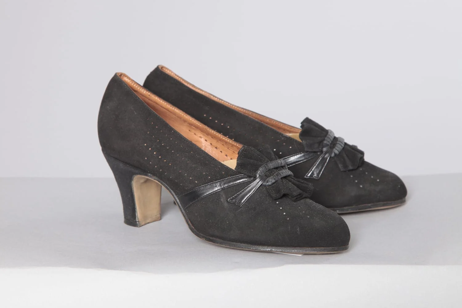 n2459_chaussures_en_daim_noir_pic001