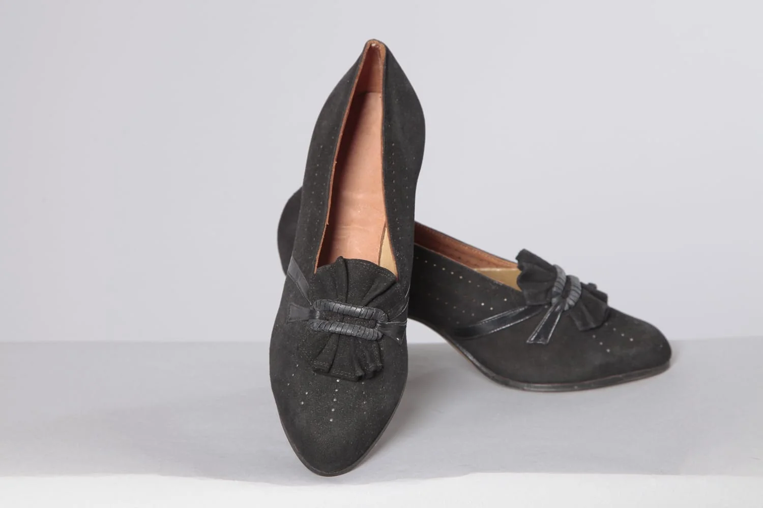 n2459_chaussures_en_daim_noir_pic001