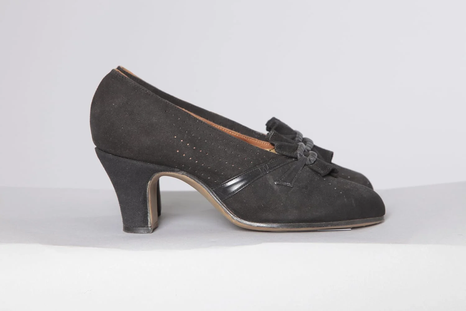 n2459_chaussures_en_daim_noir_pic001