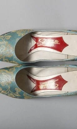 n2460_paire_de_chaussures_en_satin_bleu_lame_or_schiaparelli_pic002