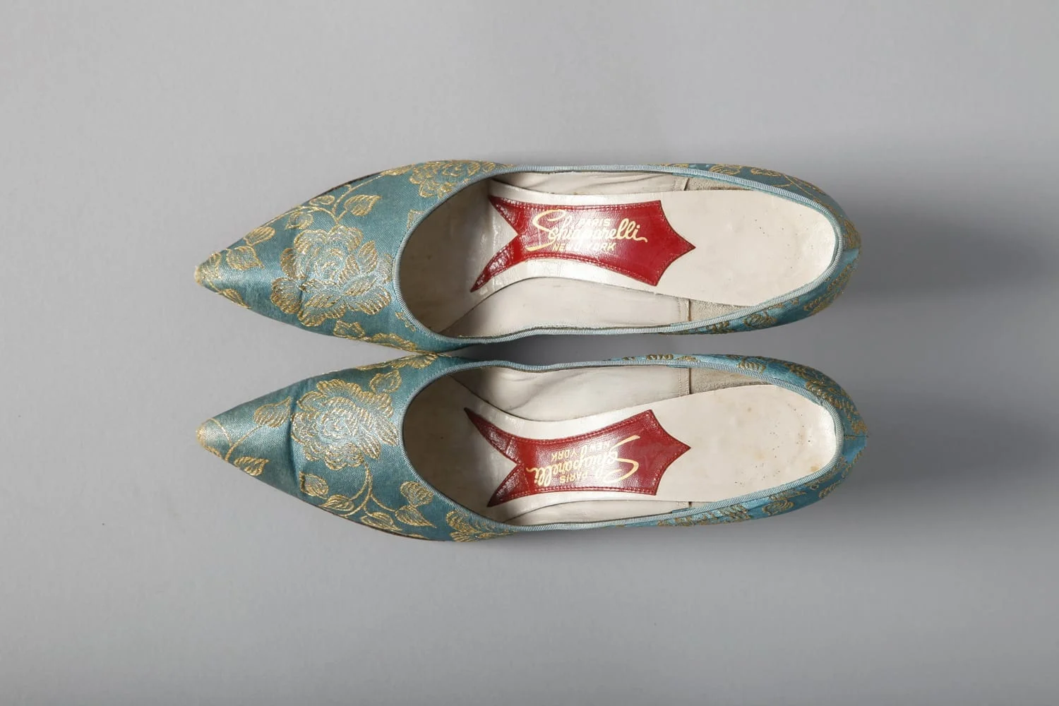 n2460_paire_de_chaussures_en_satin_bleu_lame_or_schiaparelli_pic002