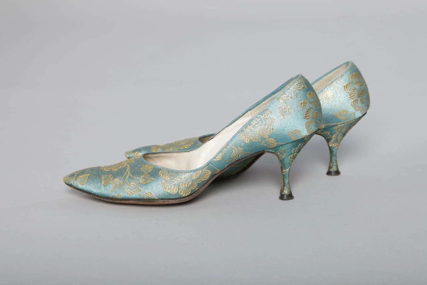 n2460_paire_de_chaussures_en_satin_bleu_lame_or_schiaparelli_pic002