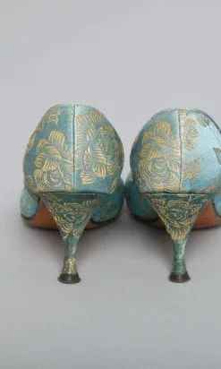 n2460_paire_de_chaussures_en_satin_bleu_lame_or_schiaparelli_pic002