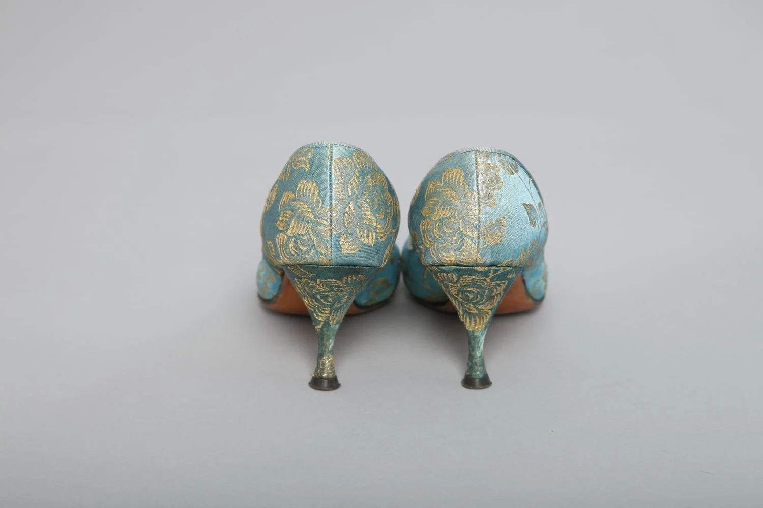 n2460_paire_de_chaussures_en_satin_bleu_lame_or_schiaparelli_pic002