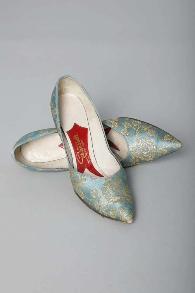n2460_paire_de_chaussures_en_satin_bleu_lame_or_schiaparelli_pic002