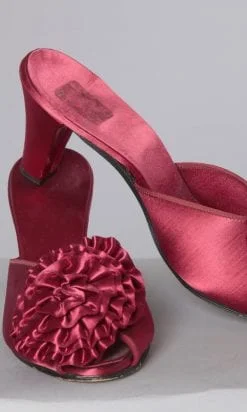 n2470_paire_de_mules_en_satin_bordeaux_1950_pic001