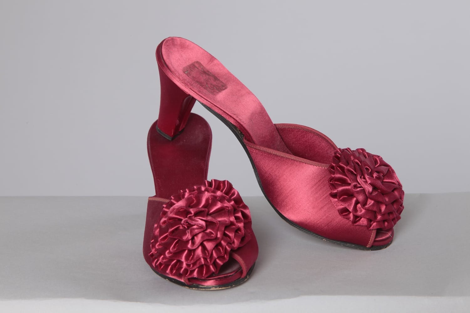 n2470_paire_de_mules_en_satin_bordeaux_1950_pic001