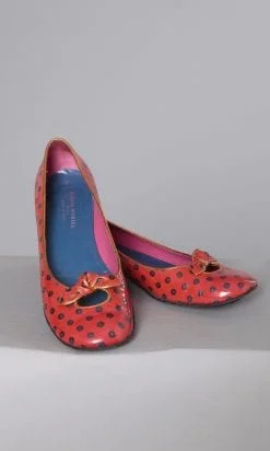 n2476_paire_de_balerines_en_cuir_vernies_rouges_a_pois_bleus_pic001
