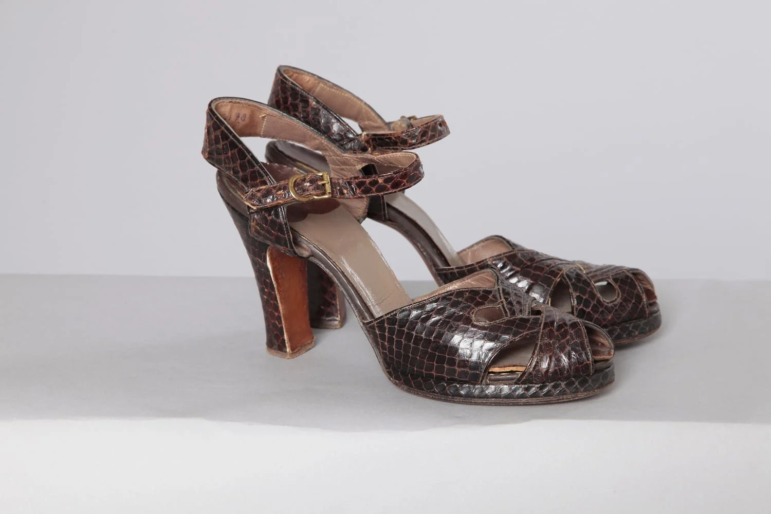 n2485_chaussures_en_croco_1940_pic001