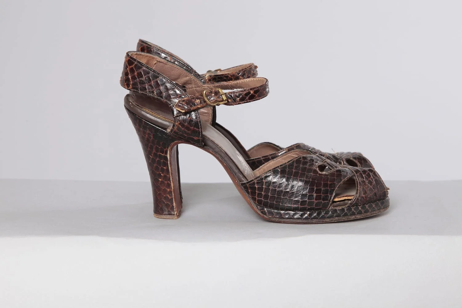 n2485_chaussures_en_croco_1940_pic001