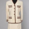 n2706_tailleur_ecru_ganse_marron_chanel_pic001