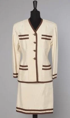 n2706_tailleur_ecru_ganse_marron_chanel_pic001