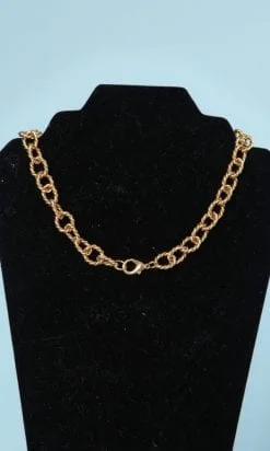 Alternative view of Collier en chaîne métallique et pendentif en croix