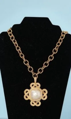 Collier en chaîne métallique et pendentif en croix