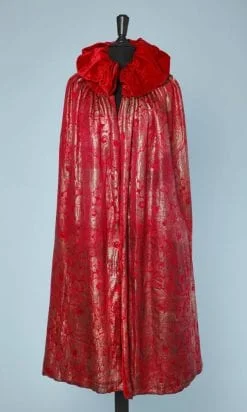 Cape en satin de soie lamé or 1925 doublé en velours de soie rouge