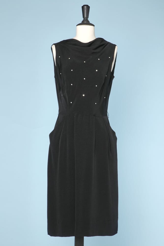 Robe en crêpe noir incrusté de strass