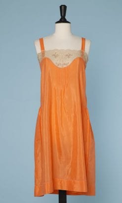 Combinaison 1920 orange et dentelle brodée de fleurs