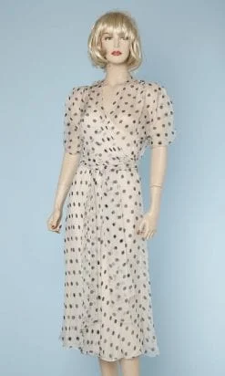 Robe 1930-1940 en mousseline de soie blanche à pois noirs