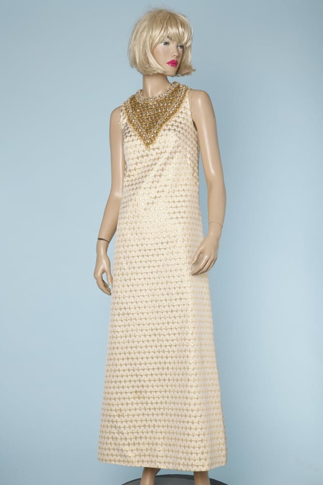 Robe longue 1970 ivoire lamé or et brodée de perles et strass