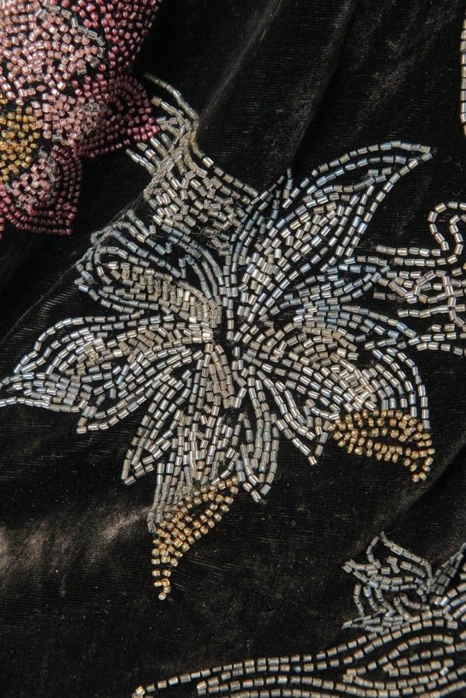 Robe 1920 en velours de soie tête de nègre à motifs perlés – Image 3