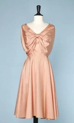 Combinaison en soie rose festonnée et motifs appliqués